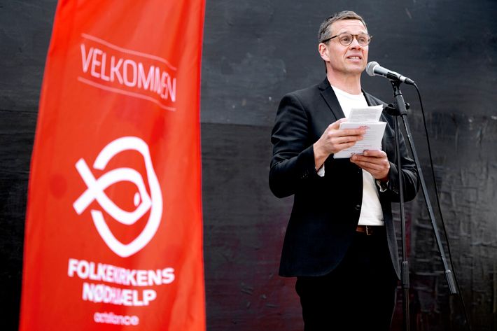 Jonas Vejsager Nøddekær, Generalsekretær for Folkekirkens Nødhjælp, taler i forbindelse med 4. maj-arrangement i maj måned 2025.