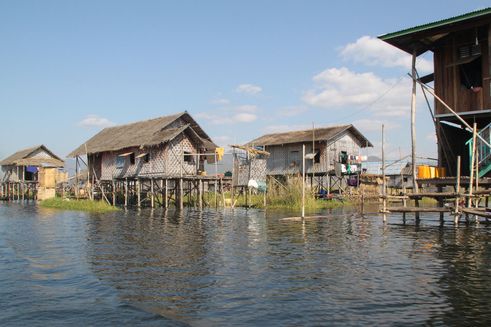 Stråhuse på stolper i vand