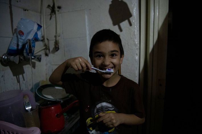 Dreng børster tænder, Beirut