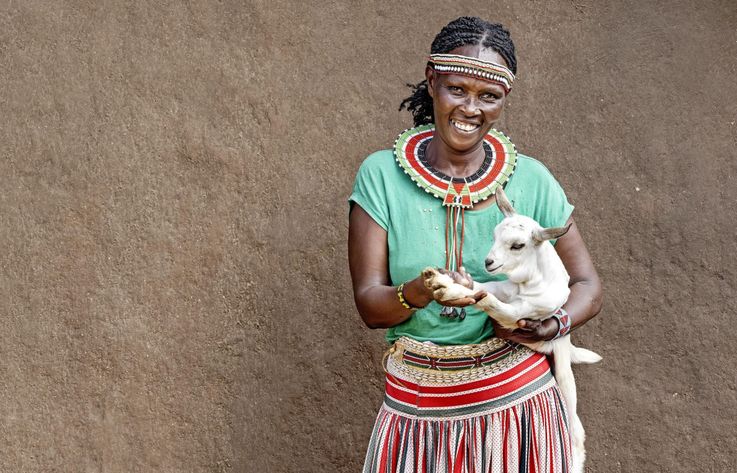 Grace Peto fra Kenya holder et af hendes gedekid