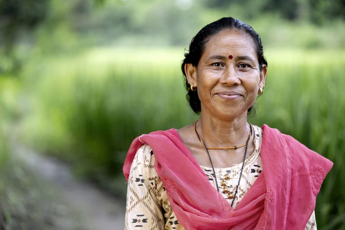 Smilende kvinde med lyserødt klæde