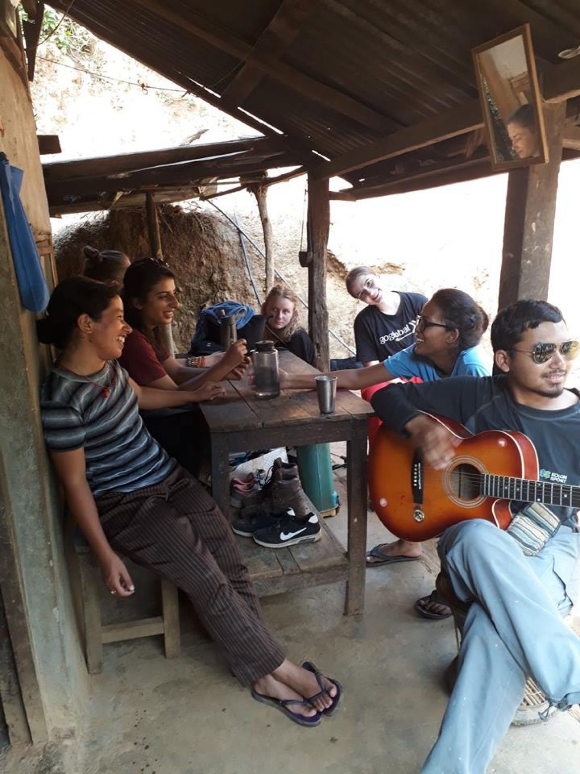 En flok mennesker, som ikke kender hinanden, hænger ud og får nye venskaber.