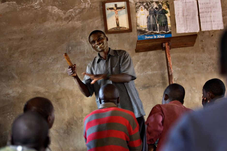 Mand underviser i brugen af kondomer