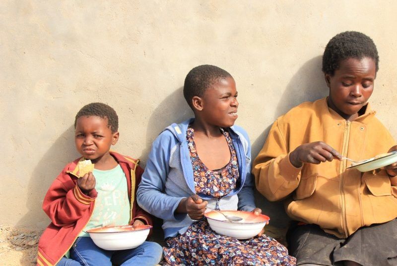 Tre børn spiser quinoa og amarant