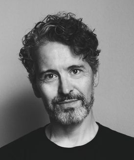 Der sejler en båd sangskriver