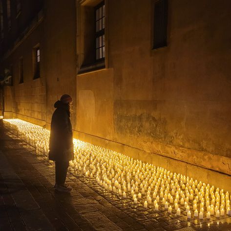 Beskuer står foran de cirke 10.000 lys, der blev tændt i forbindelse med Folkekirkens Nødhjælps fredsgudstjeneste i Vor frue kirke i 2023.