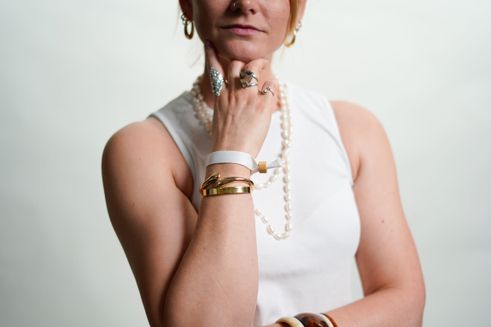 Kvinde i hvid tanktop har hvidt armbånd på for fred i Gaza