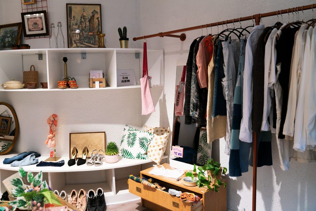 Det store udvalg af genbrugs tøj med mere i genbrugsbutikken SecondByNutid