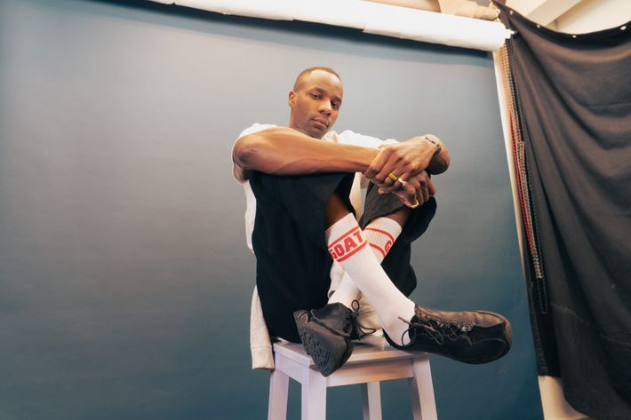 Ambassadør JJ Paulo i hvide tennissokker med rød GOAT tekst