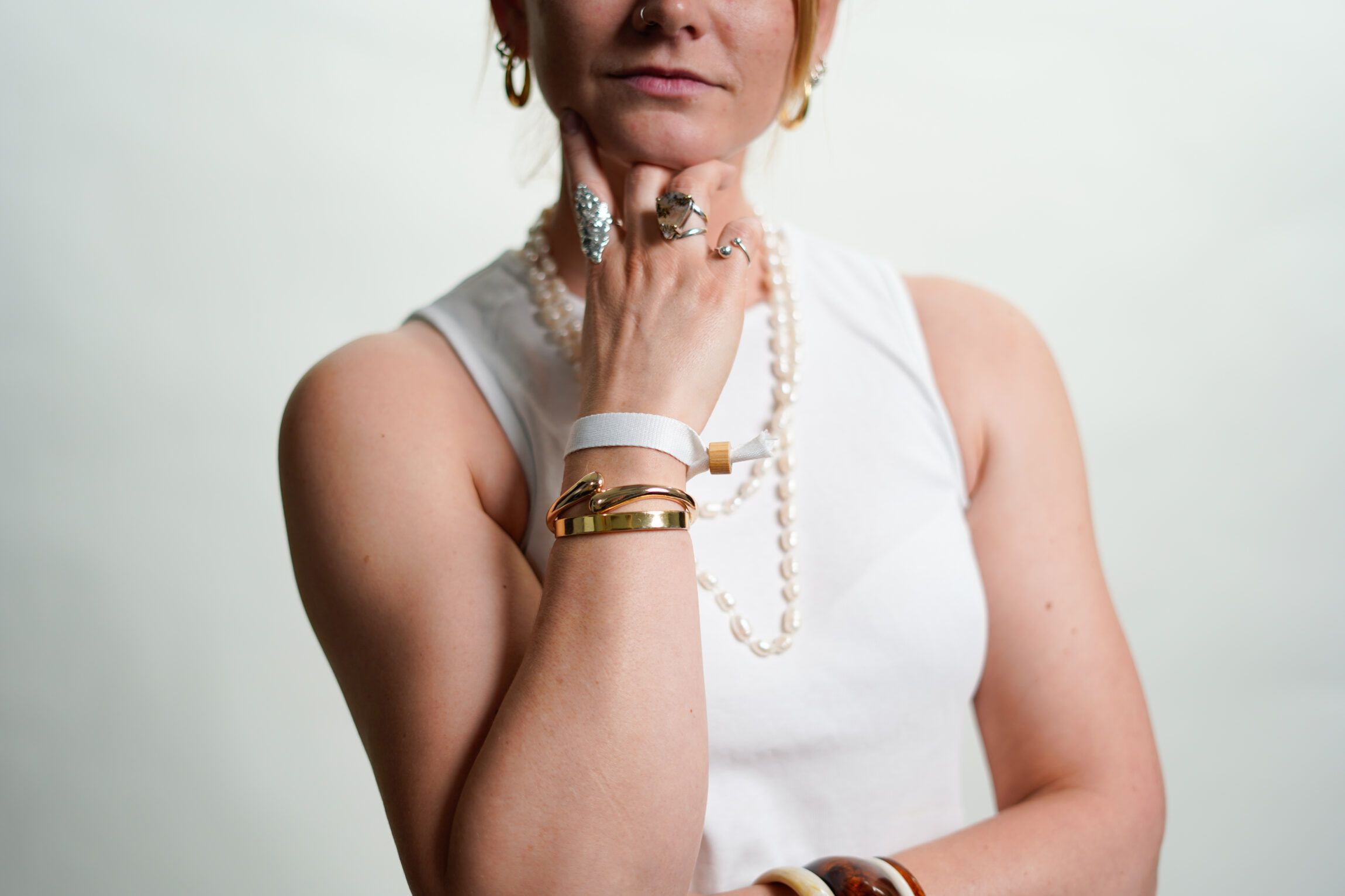 Kvinde i hvid tanktop har hvidt armbånd på for fred i Gaza