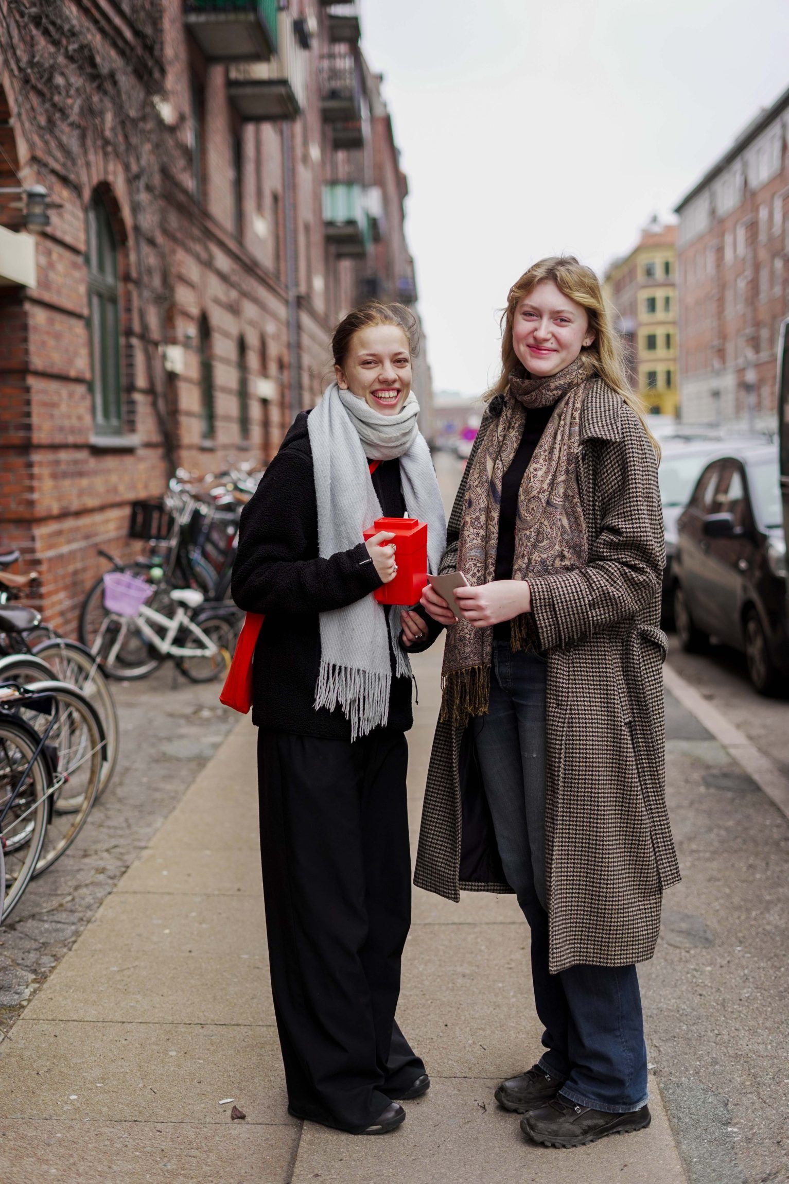 Unge kvindelige indsamlere på gaden til Folkekirkens Nødhjælps årlige landsindsamling.