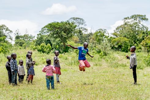 Børn hopper i sjippetov - illustration 'Nødhjælp kan se ud på mange måder'.