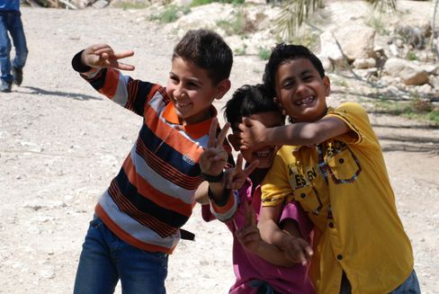 Glade og smilende drenge smiler til kameraet