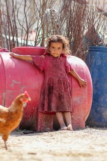 Pige på flugt i flygtningelejr. Illustration: Bliv Nødhjælper gennem Folkekirkens Nødhjælp.