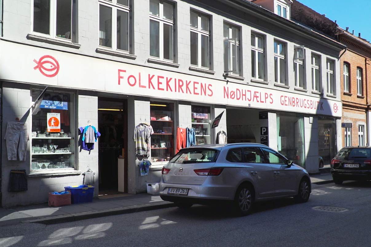 Foto af butik i Ny Munkegade brugt i artikel om Danmarks første genbrugsbutik i Aarhus