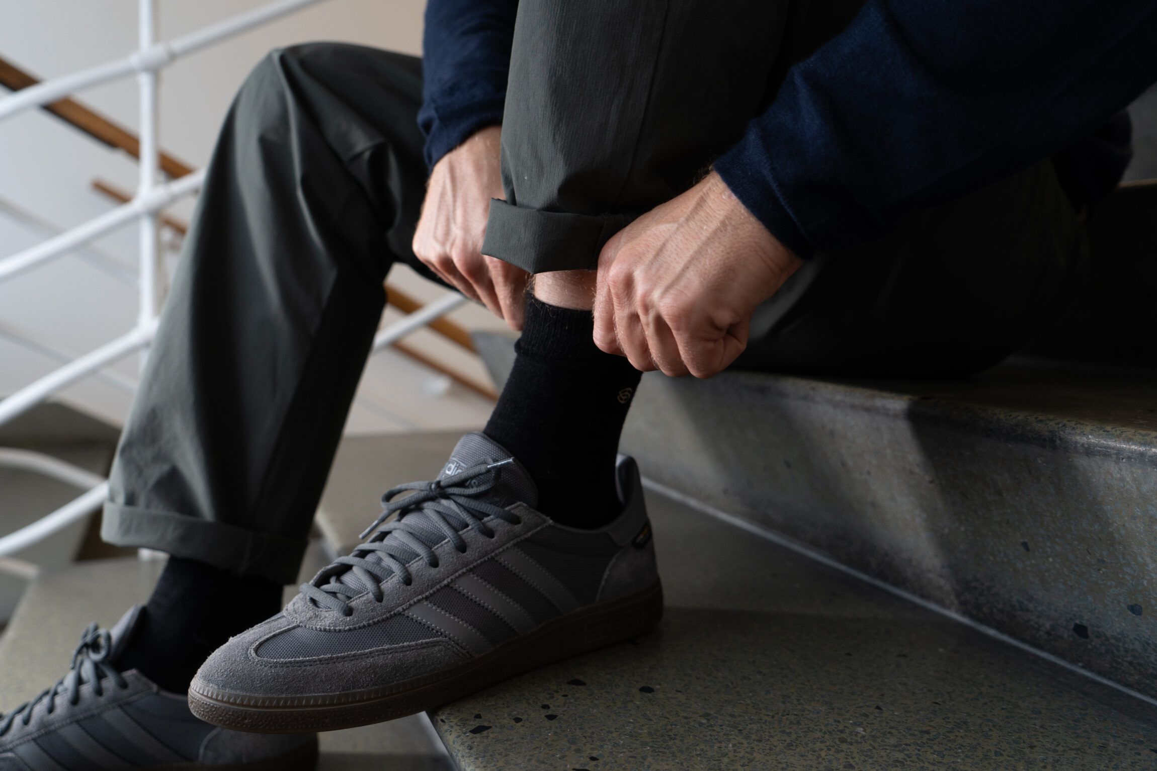 Billede af sorte sokker i en sort sko