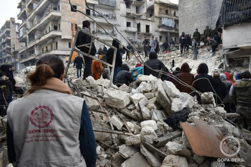 GOPA-DERD medarbejder kigger udover ødelæggelserne efter jordskælvet i Syrien