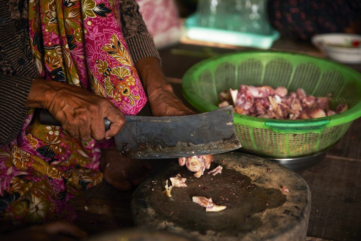 Kvinde laver mad i Cambodja