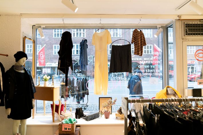 Det store udvalg af genbrugs tøj med mere i genbrugsbutikken SecondByNutid