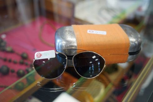 Solbriller fundet i Folkekirkens Nødhjælps genbrugsbutik i Sydhavn