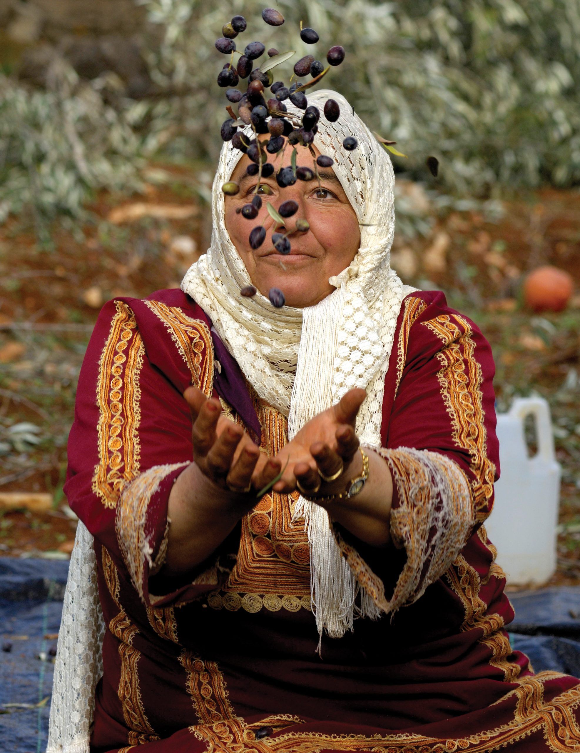 Kvinde kaster oliven op i luften