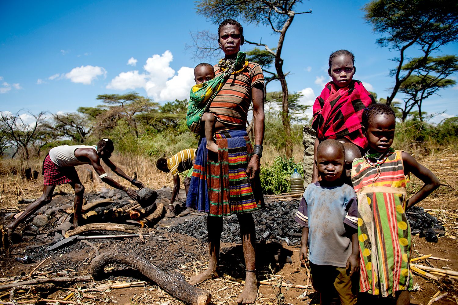 Kvinde i kulsvierlejr med sine børn i Uganda