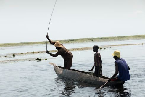 Fiskere i en båd på Nilen med fiskerudstyr