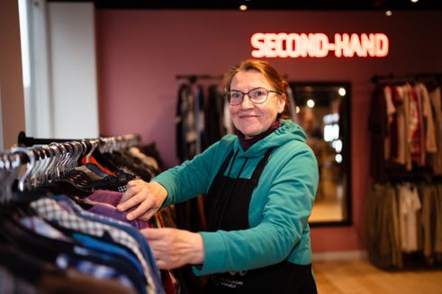 Frivillig i en af Folkekirkens Nødhjælps mange butikker