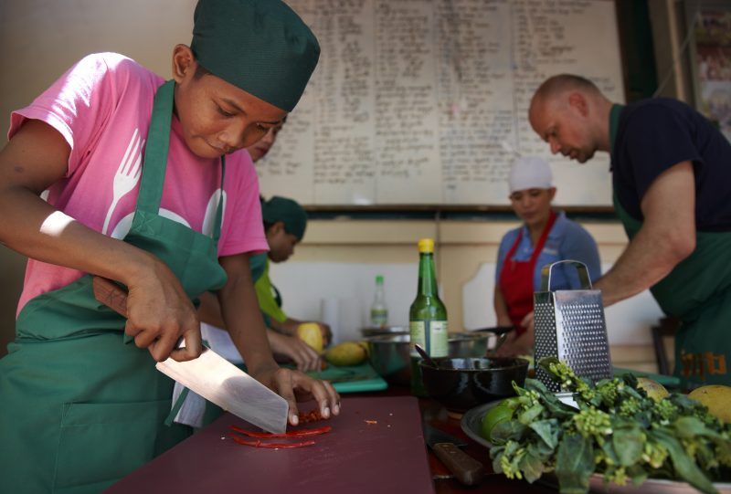 Madlavning i Cambodjas hovedstad i restauranten Romdeng