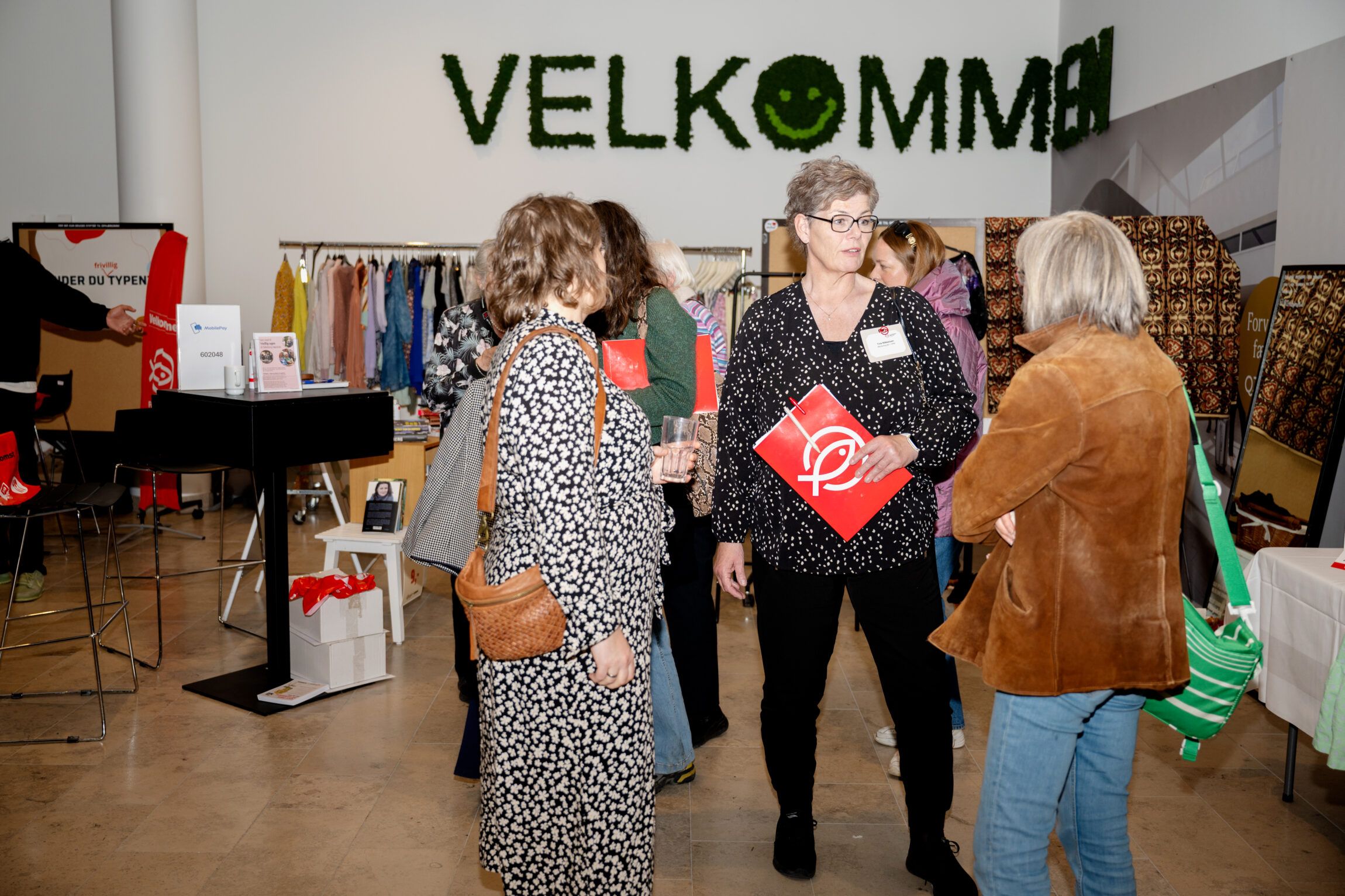 Landsmøde 2024, pop-up genbrugsbutik til landsmøde byder velkommen