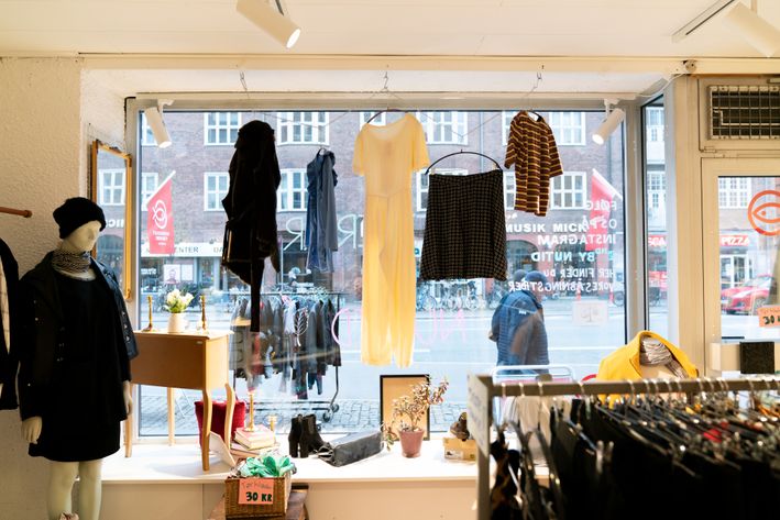 Det store udvalg af genbrugs tøj med mere i genbrugsbutikken SecondByNutid