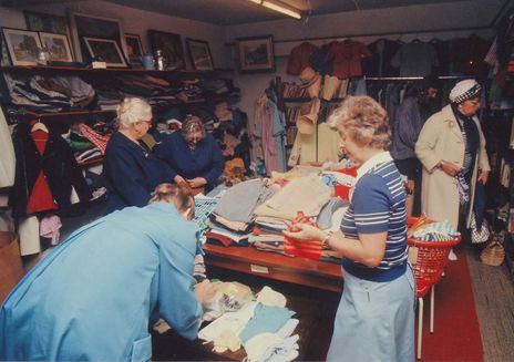 Fotografi af Ruth Andersen fra Danmarks første genbrugsbutik, der åbnede i 1972.