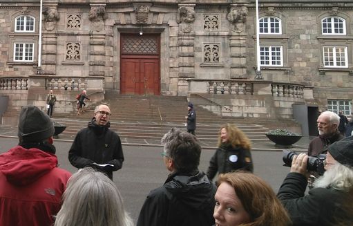 Mattias Söderberg ved Christiansborg. Klimademonstration. Bkliver brugt i en artikel om klimapolitik i DK.