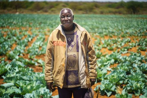 Biskop Moyo, poserer på marken i landsbyen Malindi, Zimbabwe.