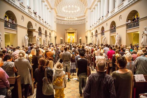 Folkekirkens Nødhjælps jubilæumskalender. Stemningsbillede fra gudstjeneste i Vor Frue Kirke.