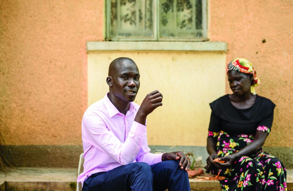 Mand poserer smilende mens kvinde skræller kartofler