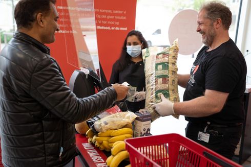 mand køber varer i wefood