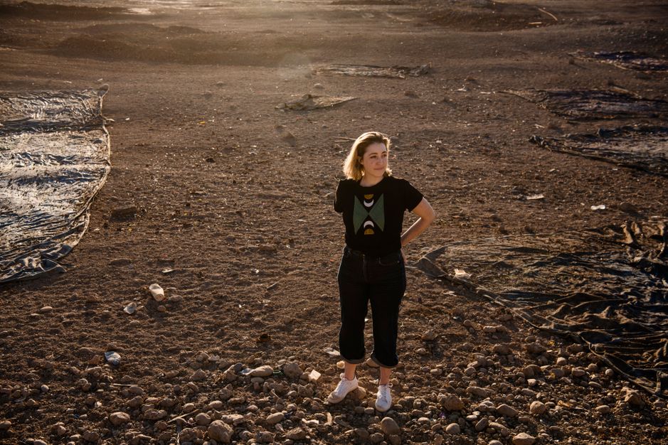 Whitney Mills står med hænderne bag ryggen i den syriske ørken