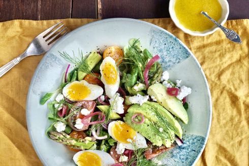 Frokostsalat med smilende æg