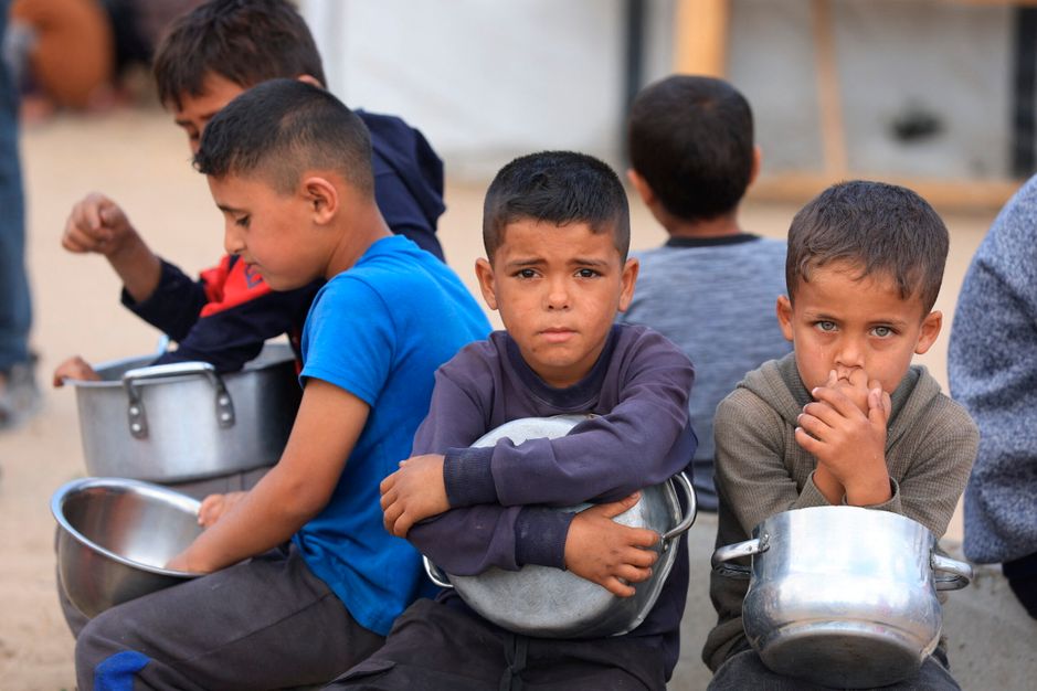 Børn fra Palæstina forsøger at få varmt mad midt i den humanitære krise