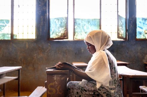 Neima læser i en bog i Etiopien