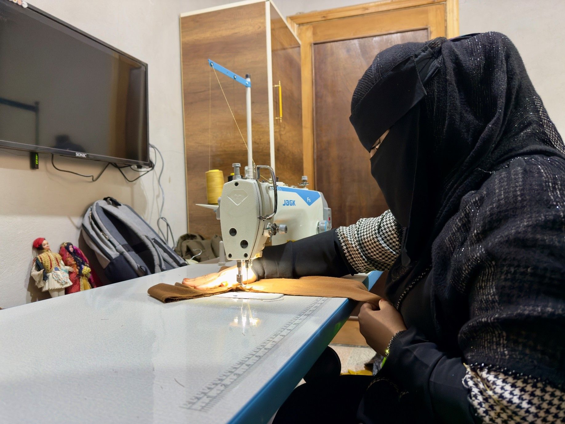 Right holder and trainer during the sewing