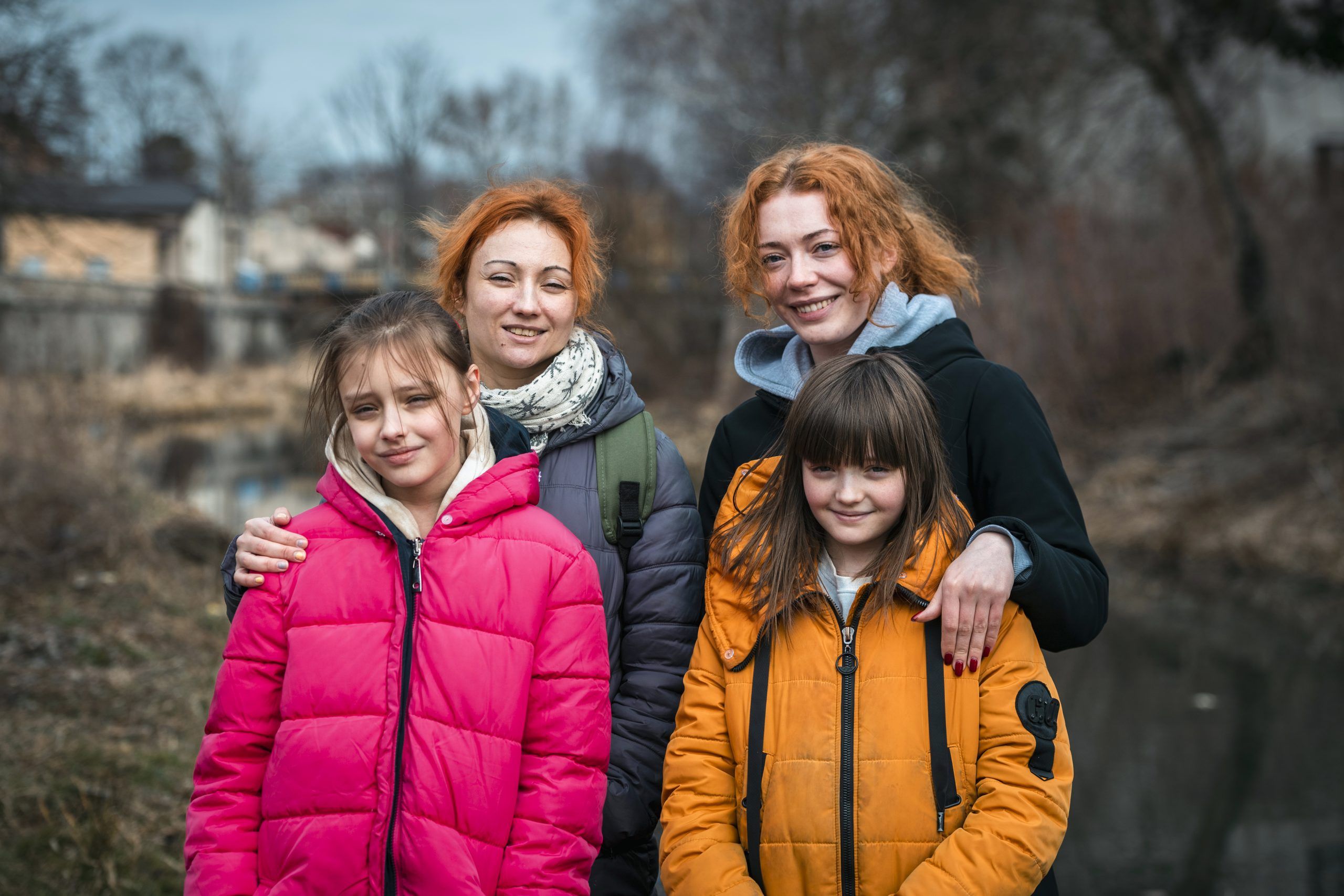 En mor står sammen med hendes tre døtre.