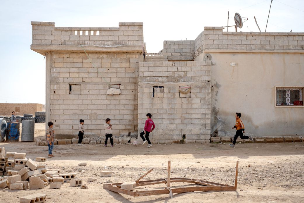 Børn spiller fodbold ved deres hjem i Syrien