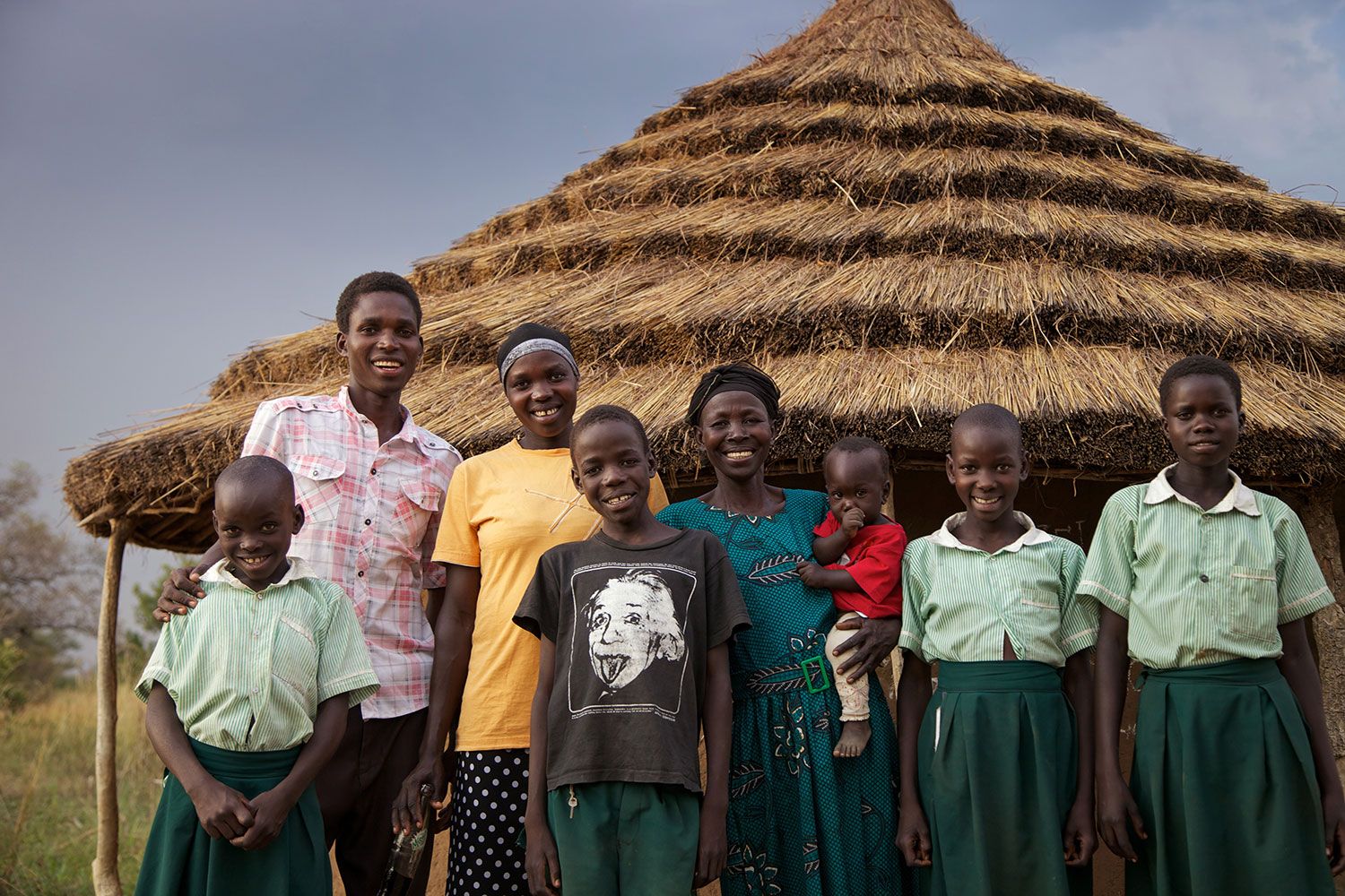 Denis Opolot med familie foran hytte