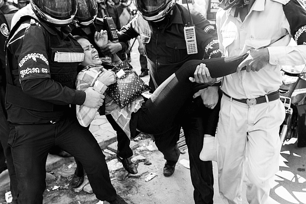 Sikkerhedsvagter anholder demonstrant i Cambodja