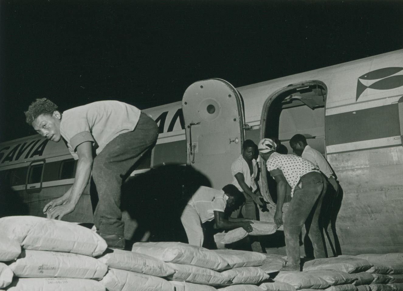 Biafra, luftbro, last på fly.