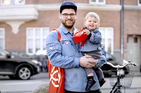 Glade indsamlere, der deltager i Folkekirkens Nødhjælps årlige landsindasamling i marts måned.