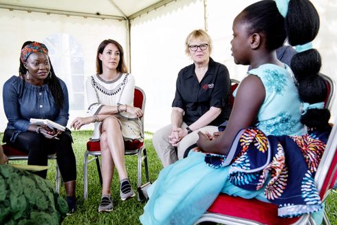 H.K.H. Prinsesse Marie og Generalsekretær Birgitte Qvist-Sørensen snakker med en yngre pige