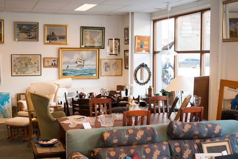 Brugte møbler i en af Folkekirkens Nødhjælps genbrugsbutikker. Illustration: Gratis aflevéring af brugte møbler.